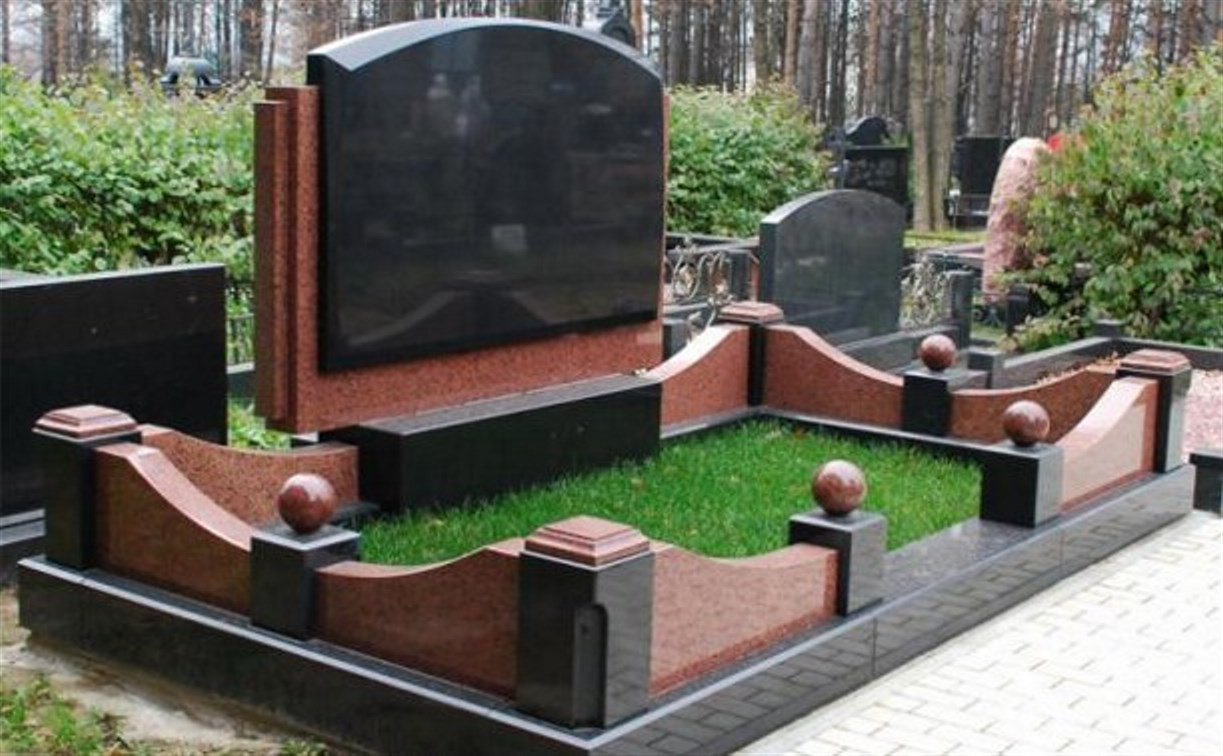 Для установки памятников на городских кладбищах нужно получать разрешение