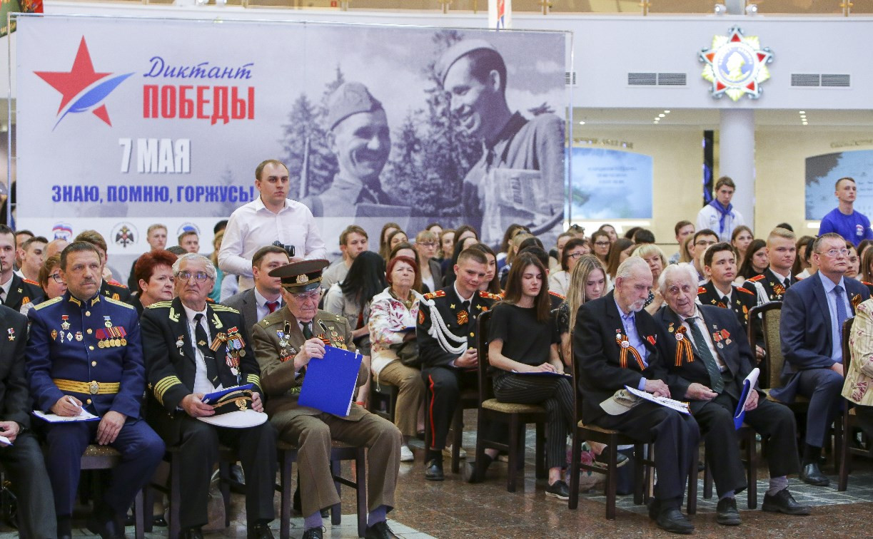 Туляки написали «Диктант Победы» в музее оружия: фоторепортаж