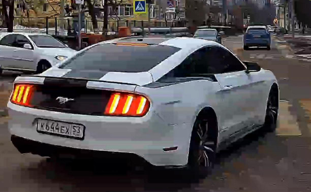 В Туле водитель Ford Mustang «не заметил» встречку и красный на светофоре