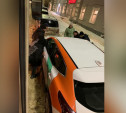 В Туле пассажиры трамвая вручную подвинули легковушку, перегородившую трамвайные пути