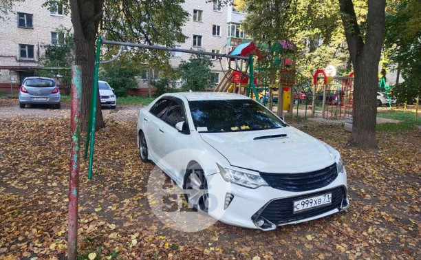 «Сверхнаглость»: в Туле водитель припарковал Toyota под детскими качелями