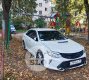 «Сверхнаглость»: в Туле водитель припарковал Toyota под детскими качелями