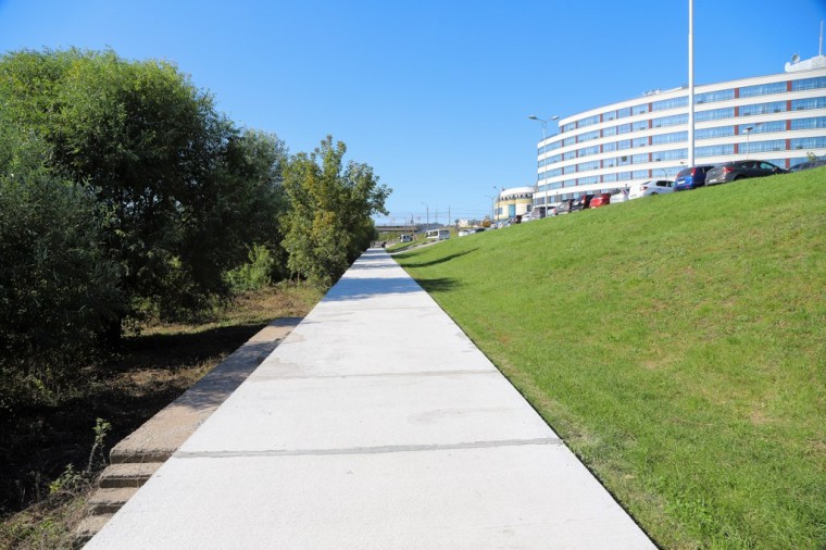 На Пролетарской набережной установят лавочки