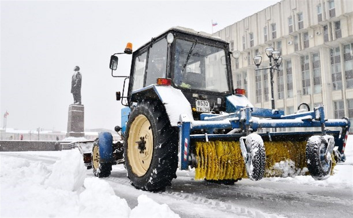 Пять коммунальных бригад вывозят снег с улиц Тулы