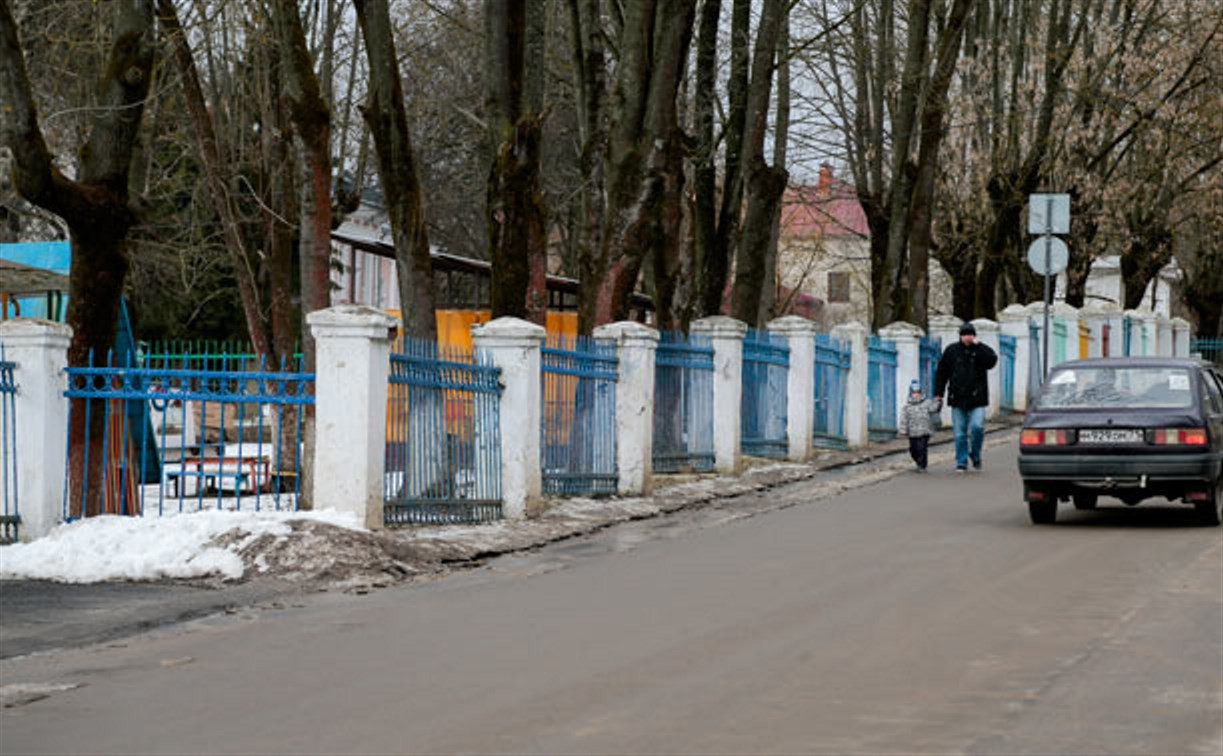 В Туле малыши с родителями выходят из детсада прямо на проезжую часть