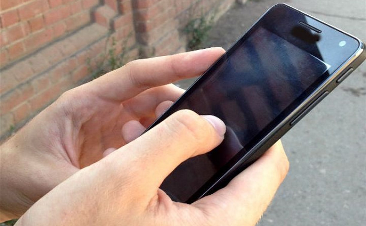 В Новомосковске у подростка отняли мобильный телефон