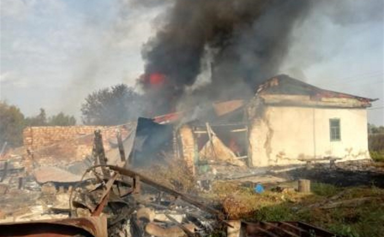 Горящий дом в Кимовском районе тушили семеро пожарных