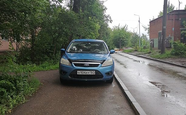 На ул. Металлургов водитель «удобно» встал на тротуаре
