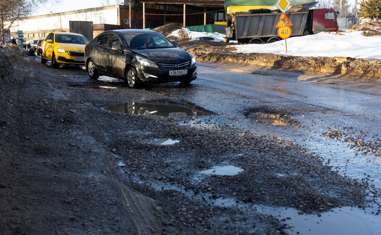 «Сидеть до мая в ямах не будем»: Миляев потребовал ускорить ремонт дорог в Тульской области 