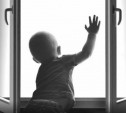 Как уберечь ребёнка от падения из окна: памятка для родителей