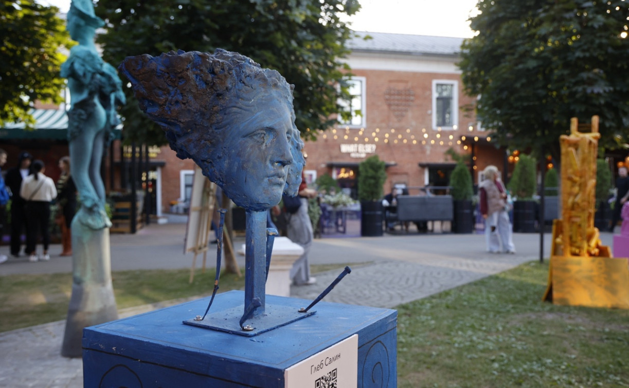 Парк скульптур и модное дефиле: в «Искре» прошла арт-биеннале