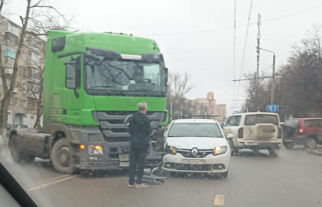 На ул. Дм. Ульянова в Туле фура протаранила «Рено»