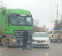 На ул. Дм. Ульянова в Туле фура протаранила «Рено»