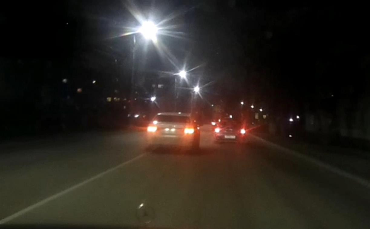 В Туле водитель белого Lexus «переступил черту» и проехал на красный