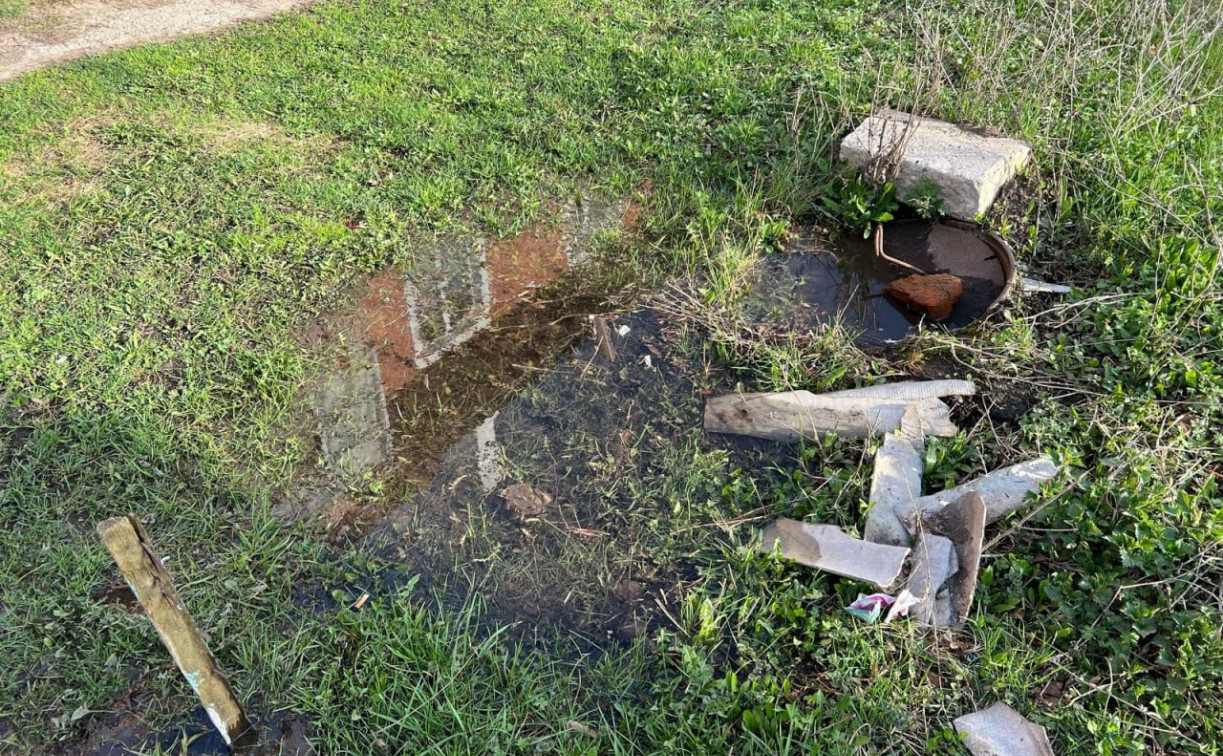 В Донском во дворе дома на улице Ленина образовалось озеро