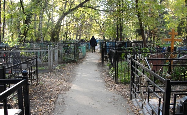 На Троицу в Новомосковске закроют въезд на кладбище 