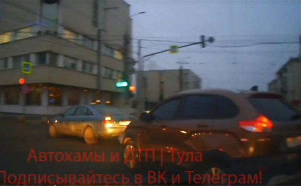 На ул. Советской Lada XRAY повернул не из того ряда и создал аварийную ситуацию