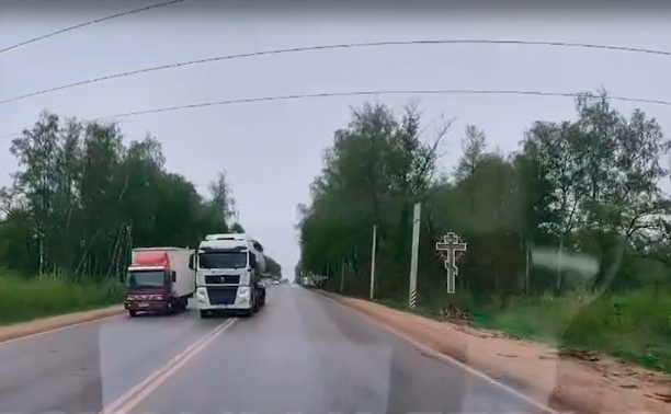 В Новомосковске водитель большегруза «подвинул встречку»
