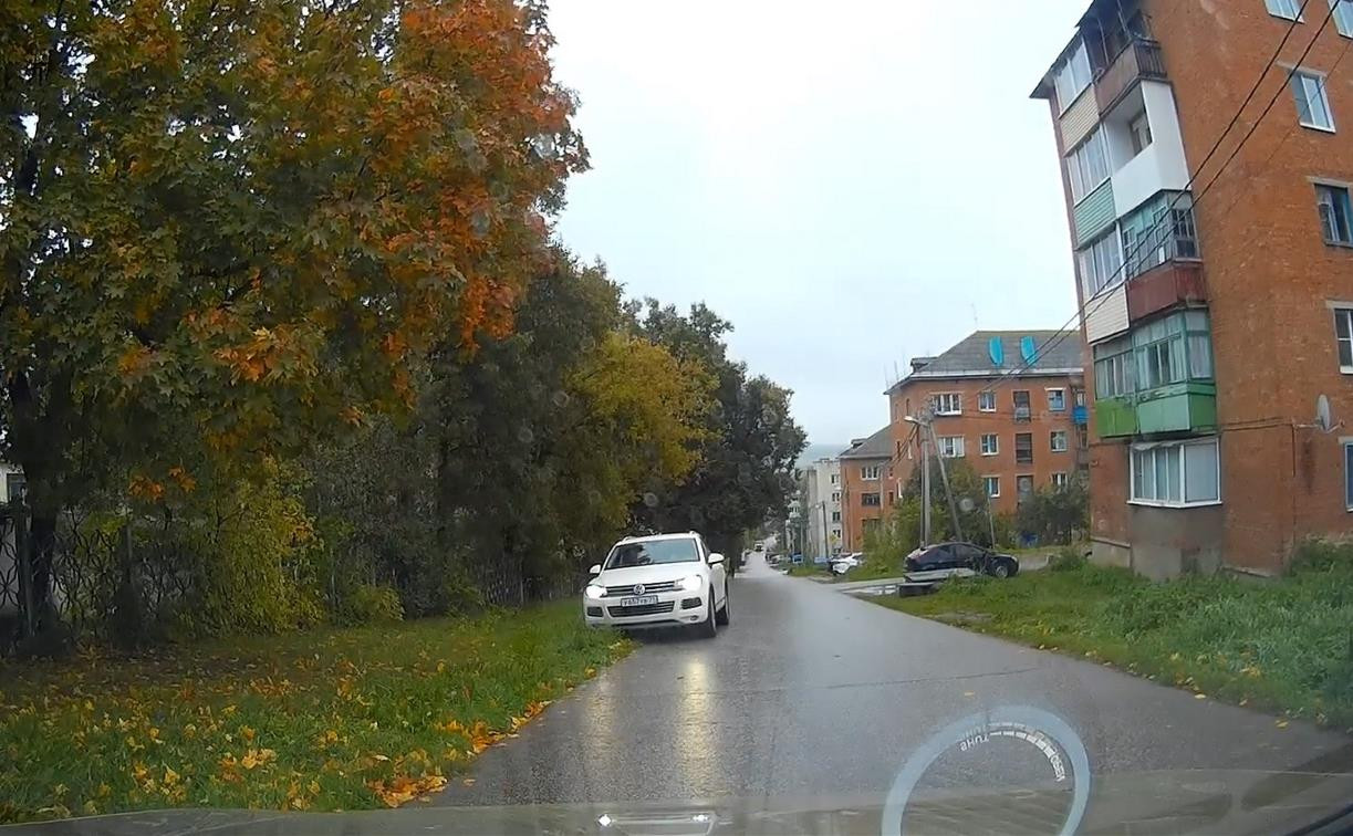 «Накажи автохама»: в Советске водитель Volkswagen срезал дорогу по встречной
