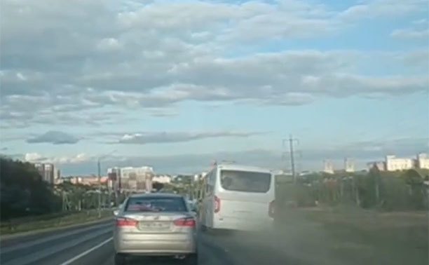 На Калужском шоссе автобус лихо пропылил по обочине
