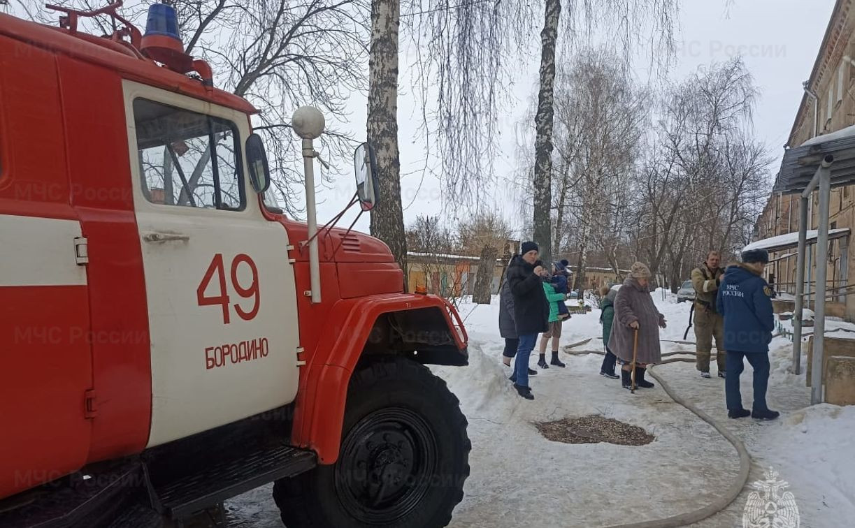 При пожаре в пос. Бородинском спасли двоих детей