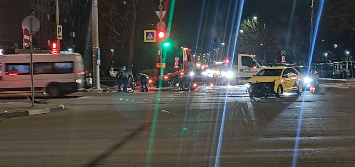 На ул. Ложевой Mazda вылетела на тротуар после столкновения с такси