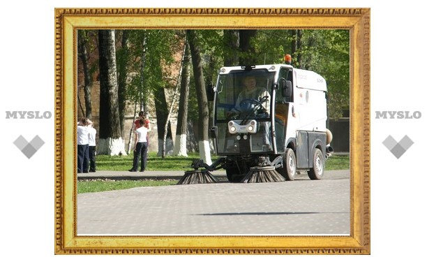 Тульские коммунальщики начали пылесосить улицы