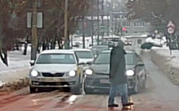 В Туле водитель Kia решил, что красный и пешеходы ему не помеха