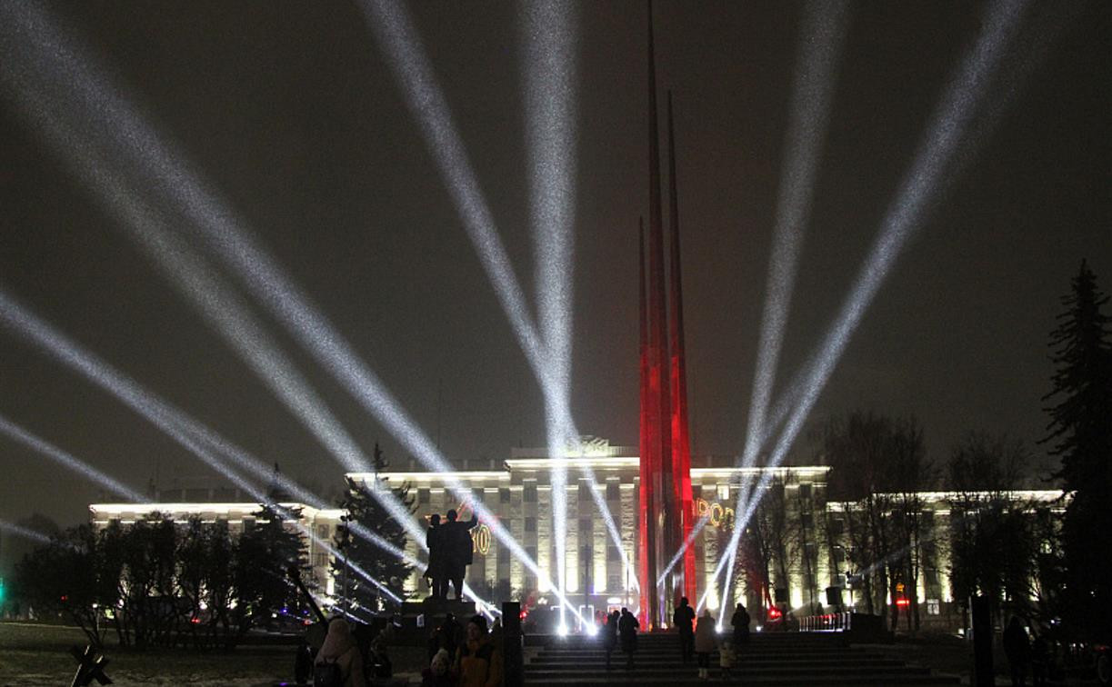 К 80-летию обороны Тулы на площади Победы показали световую инсталляцию