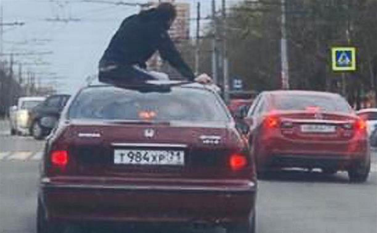 Погоня за легковушкой с пассажиром на крыше в центре Тулы: видео из регистратора 