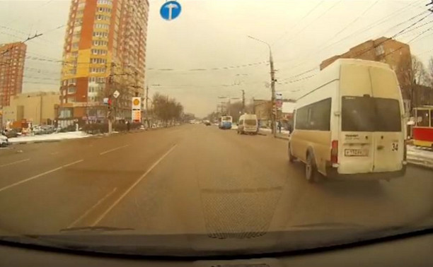 В Туле маршрутка грубо нарушила ПДД, проехав на красный свет