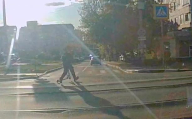 В Туле ребенок на самокате опасно мчал по дороге
