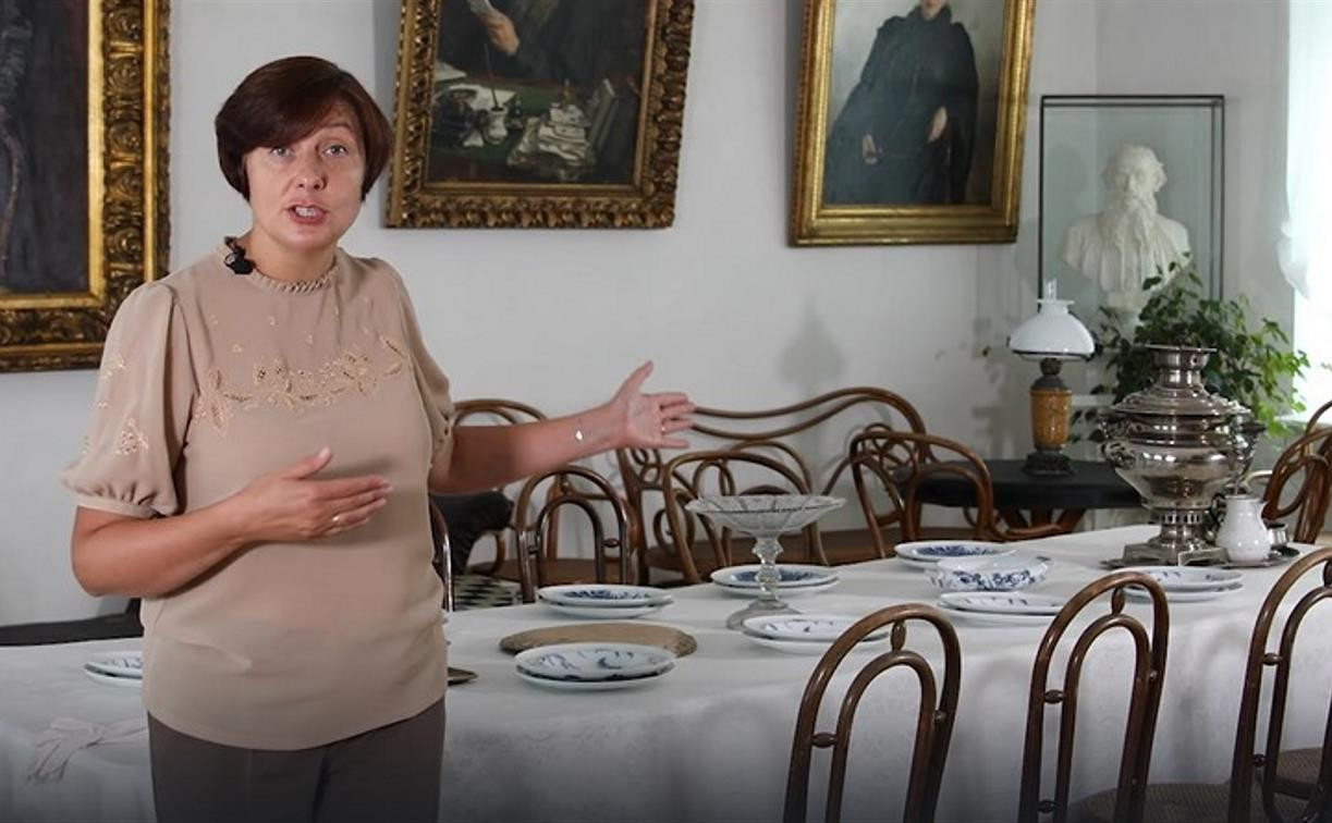 «Экспонаты за спиной»: тулякам расскажут о столе-сороконожке в доме Льва Толстого