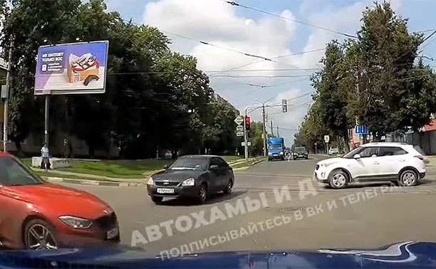 В Туле водитель поехал на красный и «застрял» между полос