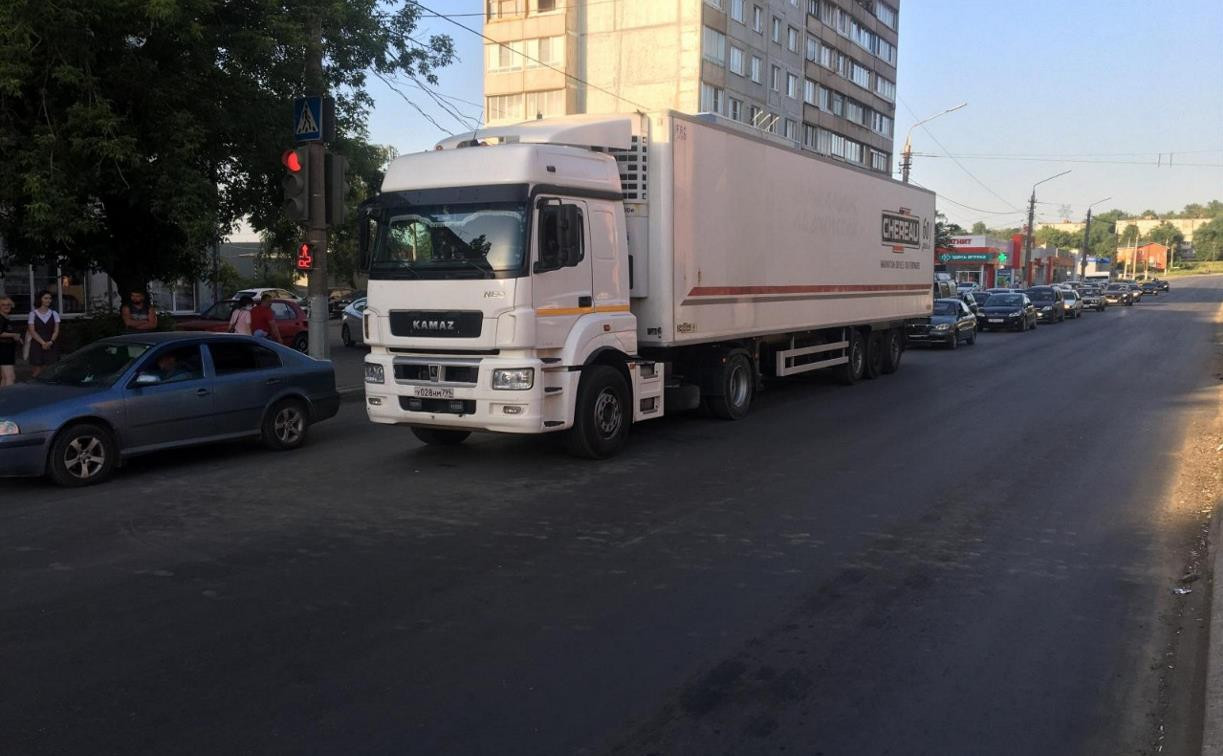 Пешеход, попавший под КамАЗ на ул. Металлургов, скончался в больнице