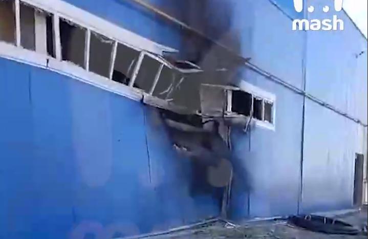 Момент попадания беспилотника в цех «Промет-СЭЗ» в Тульской области: видео 