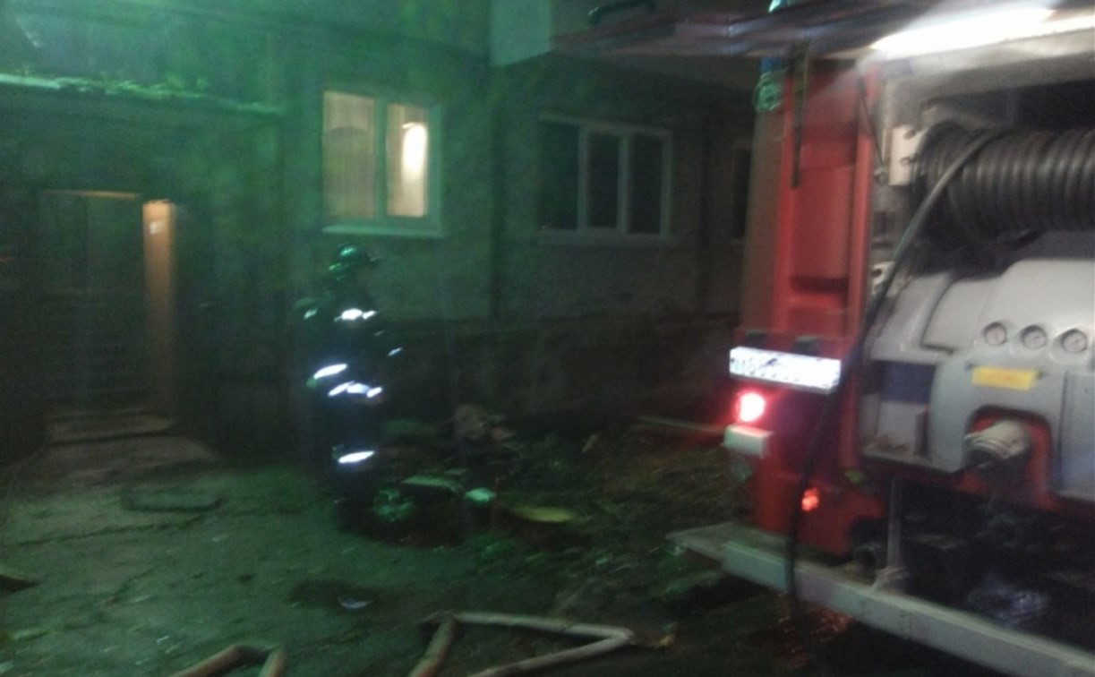 В Новомосковске пожарные спасли 8 человек из горящего дома