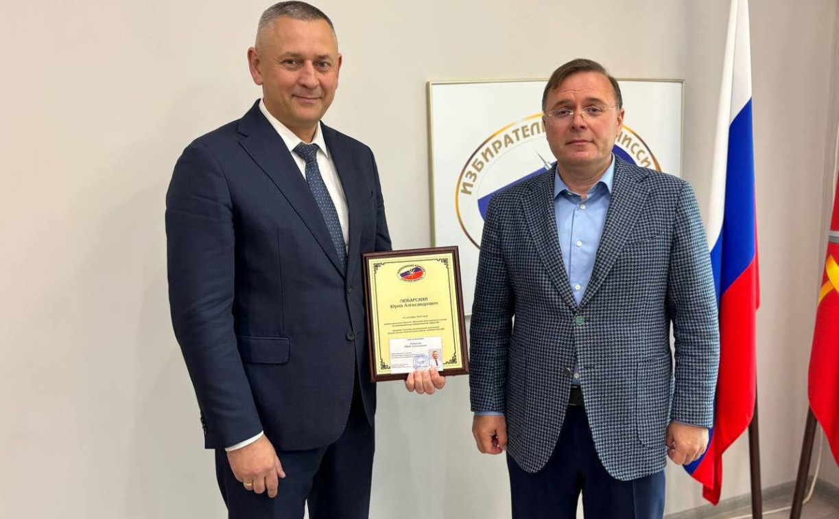 Победившему на выборах Юрию Любарскому вручили мандат депутата Тульской областной Думы 