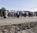 Из-за строительного мусора на остановке Мосина туляки ждут транспорт на трамвайных путях