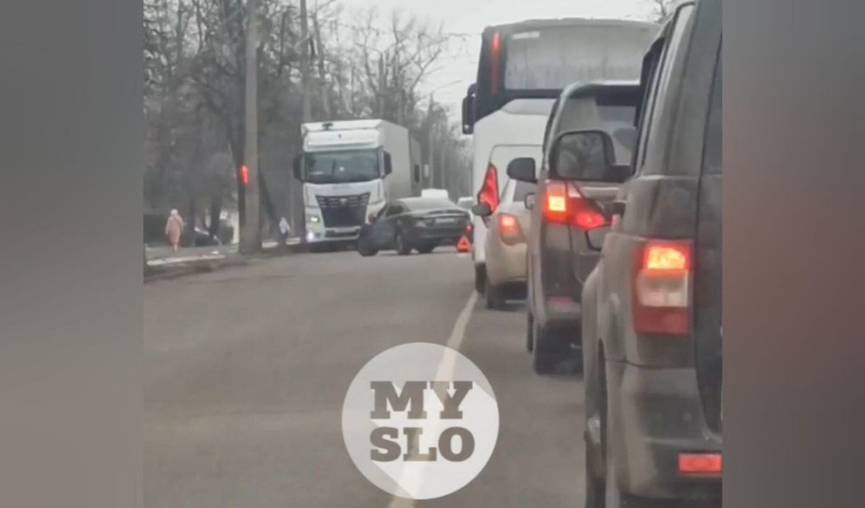 В Пролетарском округе из-за ДТП образовалась внушительная пробка 