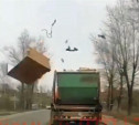 В Тульской области с мусоровоза на ходу упал шкаф: видео