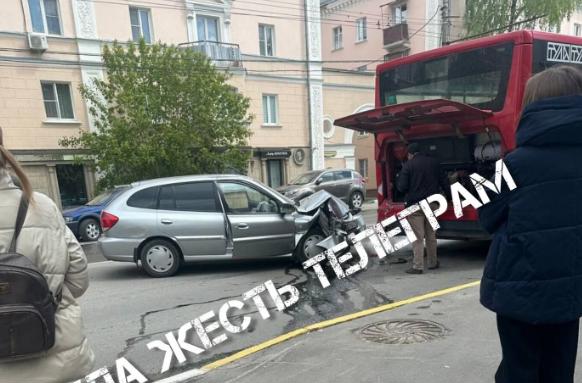 В Туле на ул. Первомайской автомобиль Kia врезался в автобус