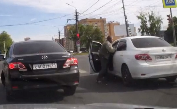 В центре Тулы водитель устроил драку на дороге: видео