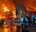 Крупный пожар в ангаре на комбайновом заводе в Туле: фоторепортаж