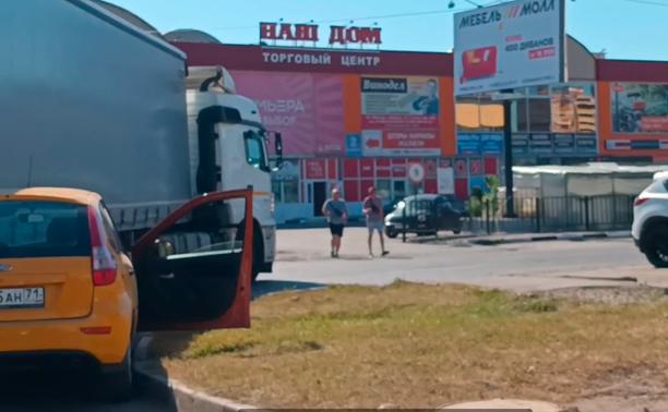 В Туле на ул. Мосина большегруз столкнулся с Lada: собралась пробка