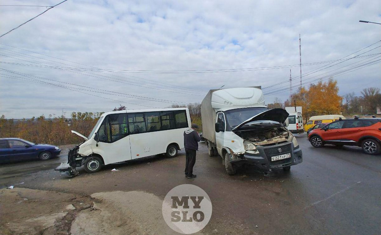 На Щекинском шоссе столкнулись микроавтобус и грузовик
