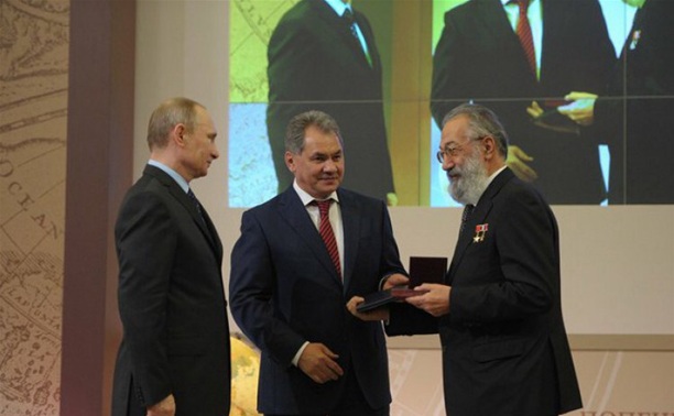 Путин наградил золотой медалью члена Совета Федерации от Тульской области 