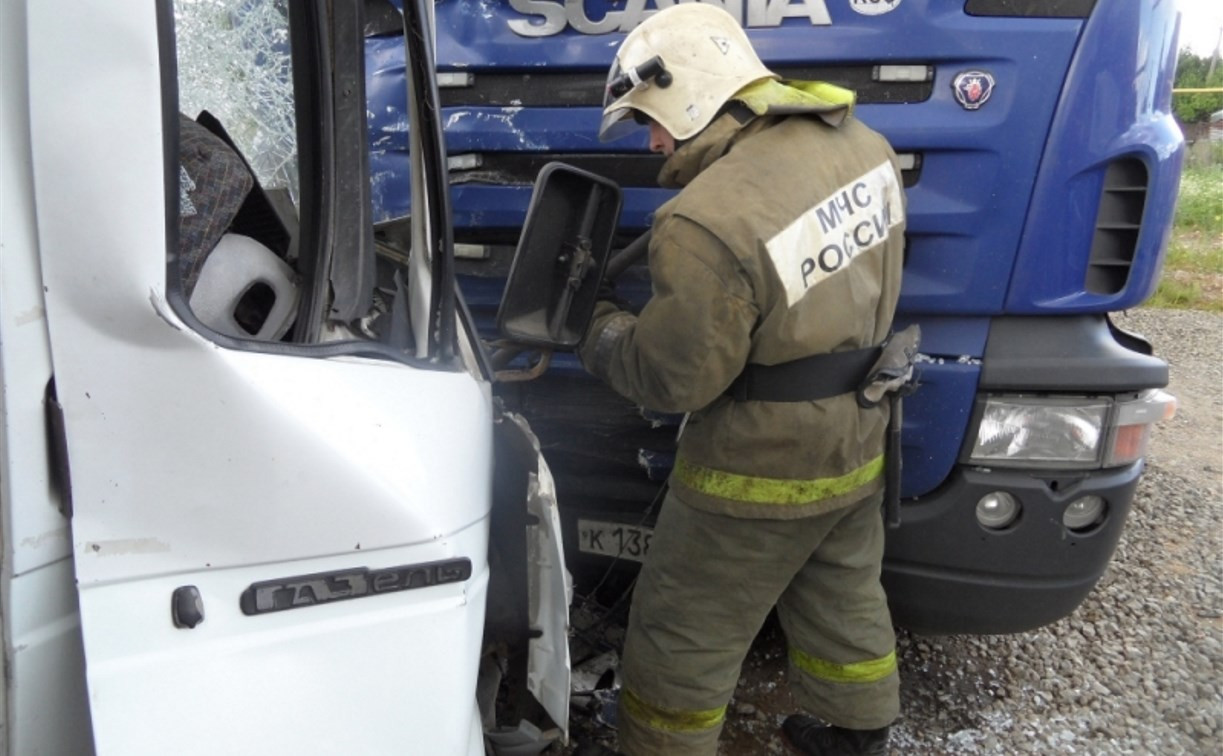 Мужчина пострадал в столкновении грузовика «Скания» и «Газели» в Туле