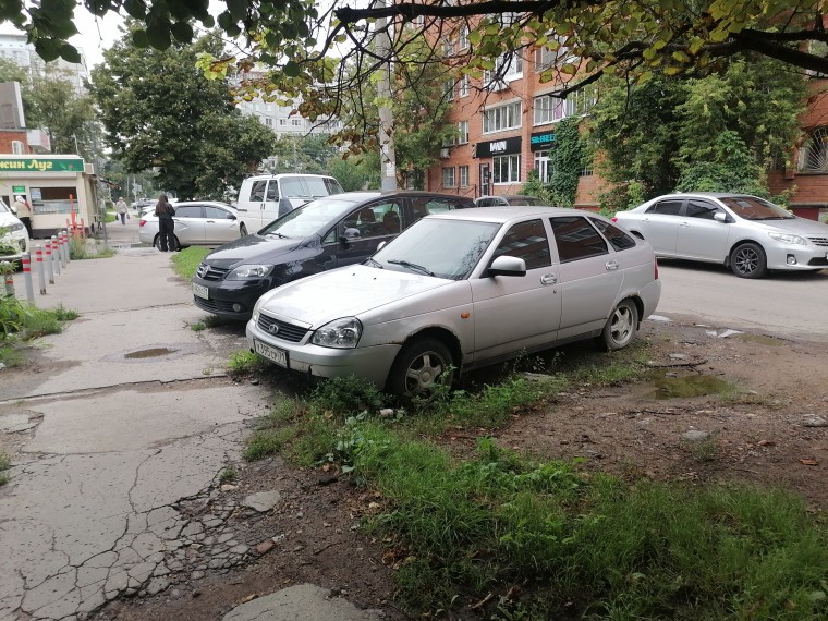С начала года туляки заплатили три миллиона за парковку на газонах  