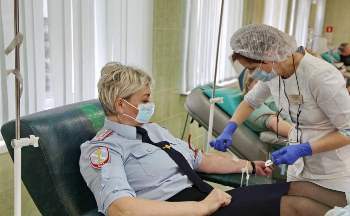Тульские полицейские и росгвардейцы сдали кровь в День донора